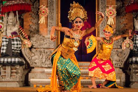 ¿La Danza de los Espíritus: Una Sinfonía de Colores y Movimiento en el Arte Balinés?