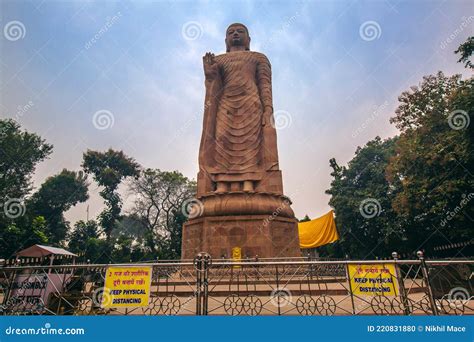  El Buda de Sarnath: Contemplando la serenidad budista y la maestría en piedra