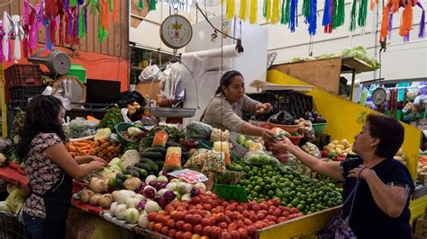 “El Mercado de San Juan” un lienzo que respira vida cotidiana y capturando la esencia vibrante del México porfiriano!