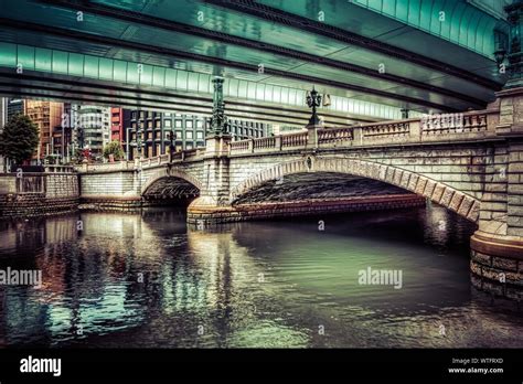 El Puente de Nihonbashi: Un Impresionante Ejemplo de Ukiyo-e y Dominio de la Perspectiva Lineal!