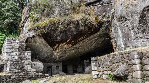  El Templo de la Luna Creciente: Una Danza de Oro y Piedra en la Era Cham!