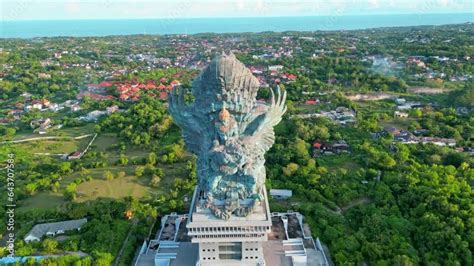 Garuda Wisnu Kencana: Un Monumento que Celebra la Mitología Balinesa con un Tacto Exquisito!