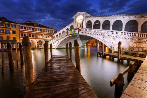 ¿El Gran Canal de Venecia? Una Sinfonía en Azul y Blanco!